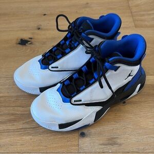 Nike Jordan Max Aura 4 size youth 6